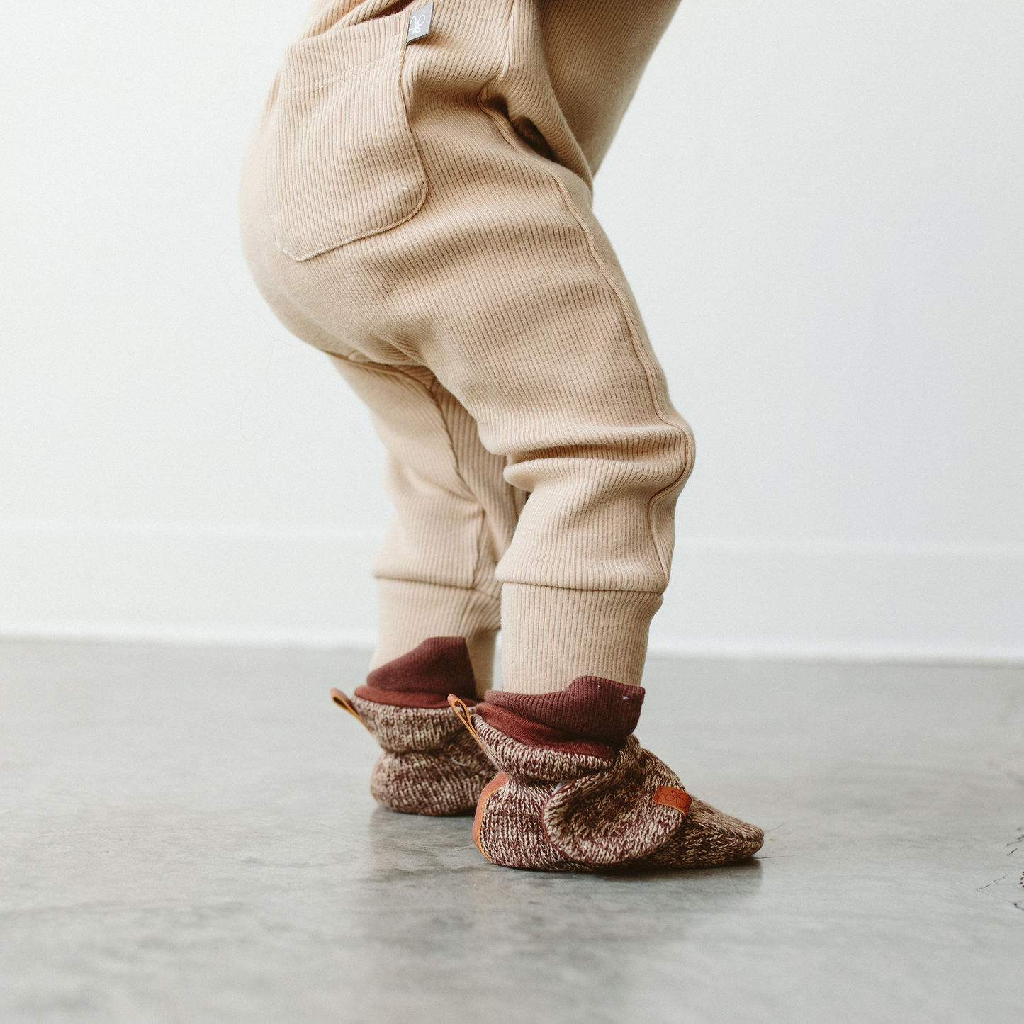 Goumi Knit Baby Stay on Booties in Bark