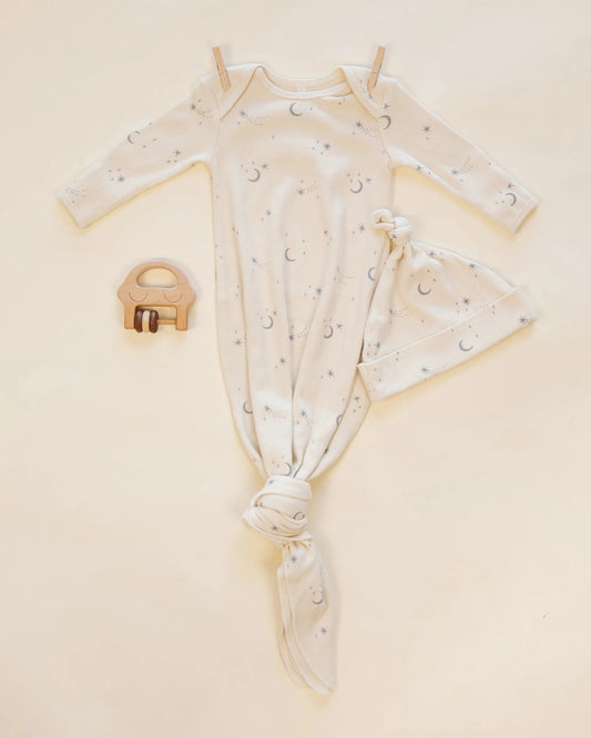 Quincy Mae Knotted Baby Gown & Hat Set in Celetial