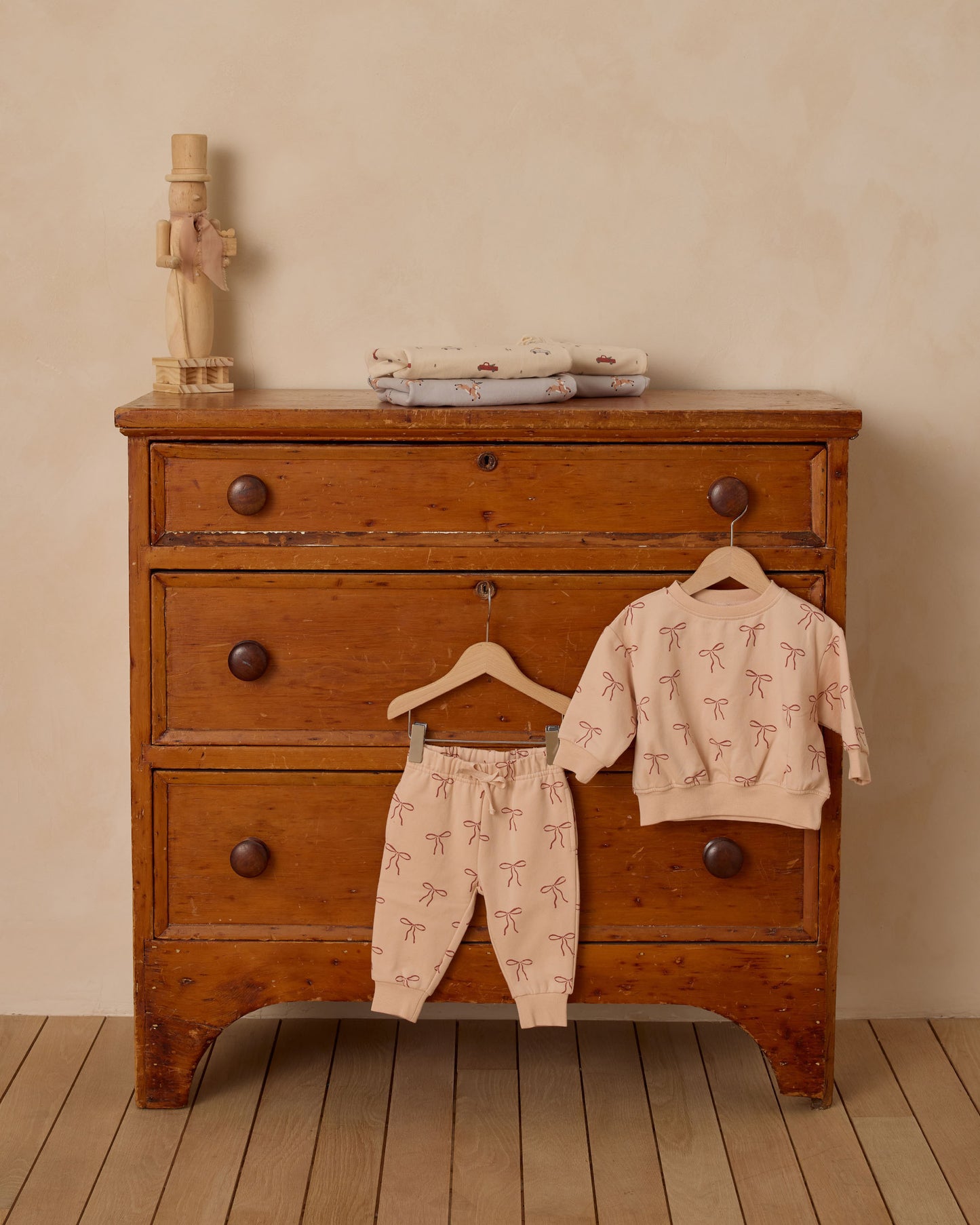 Quincy Mae Relaxed Fleece Sweatsuit in Red Bows