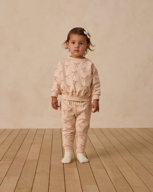Quincy Mae Relaxed Fleece Sweatsuit in Red Bows