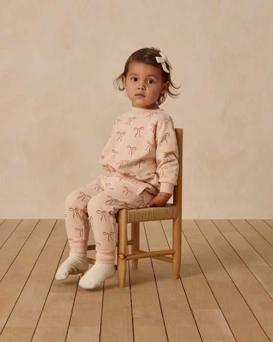 Quincy Mae Relaxed Fleece Sweatsuit in Red Bows